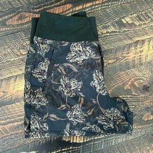 Athleta Trekkie North Mid-rise shorts in green floral print. Size 8!
